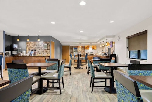 Pet-Friendly Hotel Stay Near Route 66 Raceway & Chicagoland Speedway