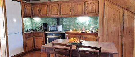 Microwave, stovetop, dishwasher, coffee/tea maker