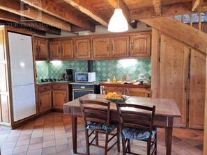 Fridge, microwave, oven, stovetop - Le Clos d'Isis - near Brantôme - Périgord Vert (Quinsac)