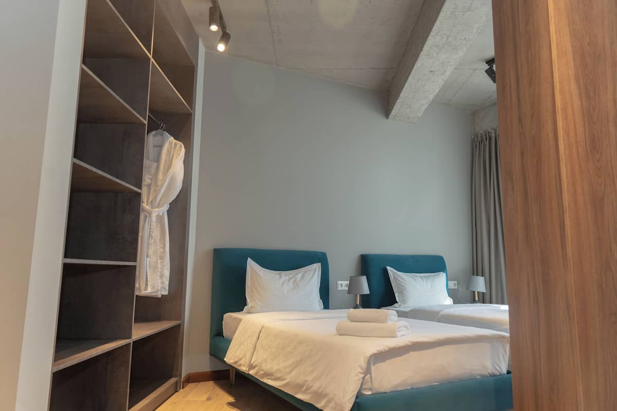 Chambre avec lits jumeaux, balcon, vue ville | Wi-Fi gratuit