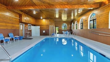 Een binnenzwembad en een verwarmd zwembad