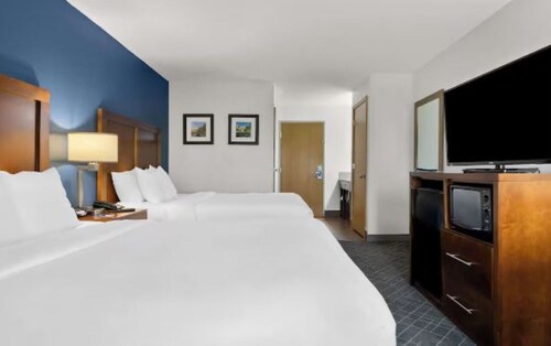 4 Tranquil Units with Free Breakfast and Indoor Pool Near Rialto Theatre