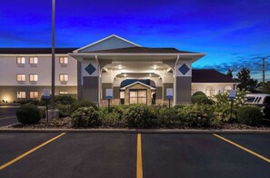 Exterior - Family-Friendly Joliet Stay—Close to Speedway, Mall, and Rialto Theatre (Joliet)