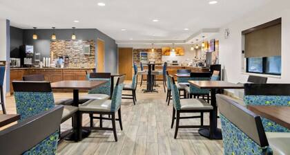 Clean & Modern Joliet Hotel—Indoor Pool, Free Breakfast & Close to I-55 Corridor