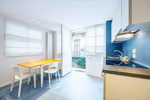 Apartment (1 Bedroom) | Private kitchen | Microwave, espresso maker - Art Apartment by Napoliapartments (Naples)