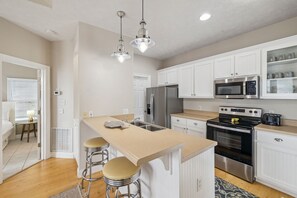 ثلاجة، ميكروويف، فرن، موقد طهي مسطح