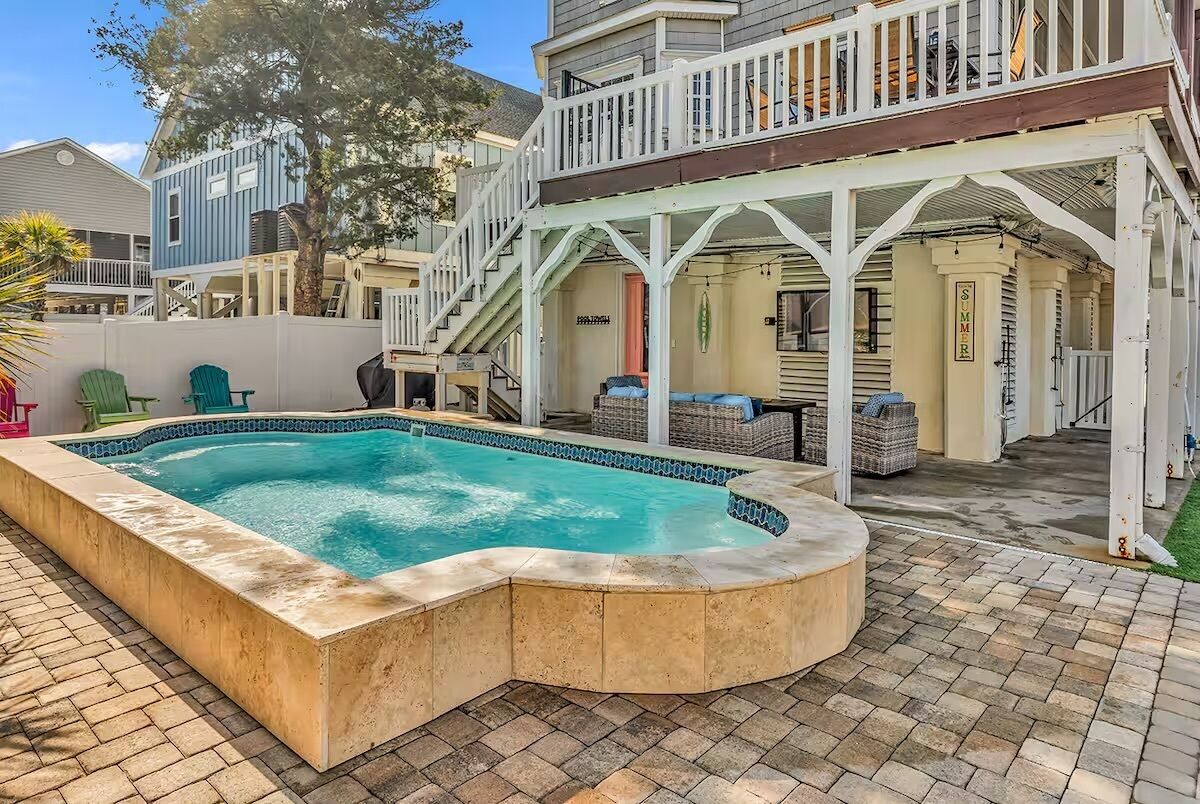 Utendørsbasseng og et oppvarmet basseng