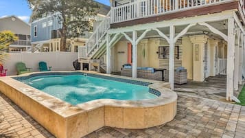 Utendørsbasseng og et oppvarmet basseng