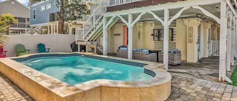 Utendørsbasseng og et oppvarmet basseng