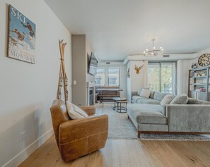 TV, fireplace, offices - Whitefish Loft, Downtown Condo for 6 (Whitefish)