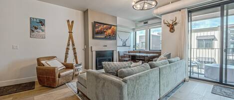 Télévision, cheminée, espaces bureaux