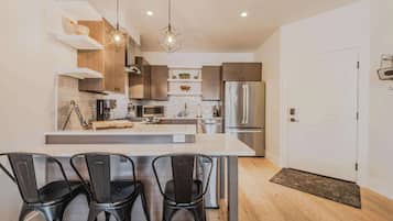 Réfrigérateur, micro-ondes, four, plaque de cuisson