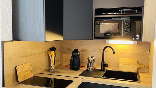 A compact kitchen with a microwave, sink, and coffee maker. - Bright T2 with mountain view and comfort (La Salle-les-Alpes)