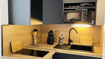 Een koelkast, een microgolfoven, een koffiezetapparaat/waterkoker