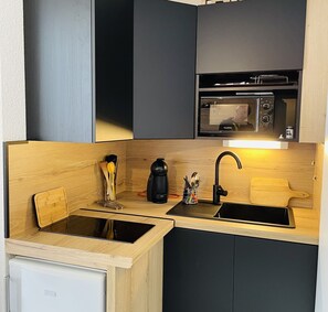 Jääkaappi, mikroaaltouuni, kahvin-/teenkeitin