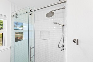 Shower, towels - Modern mid-century casita centrally located (San Antonio)