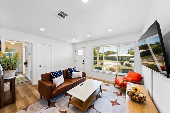 TV, books - Modern mid-century casita centrally located (San Antonio)