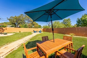 Outdoor dining - Modern mid-century casita centrally located (San Antonio)