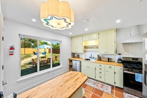 Fridge, microwave, oven, stovetop - Modern mid-century casita  centrally located (San Antonio)