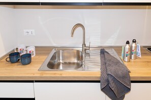 Horno, placa de cocina, cafetera o tetera y trona infantil