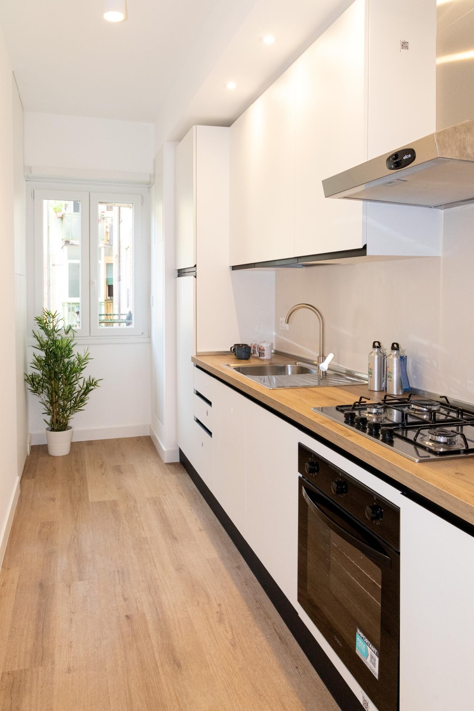 Ofen, Herdplatte, Wasserkocher mit Kaffee-/Teezubehör, Hochstuhl