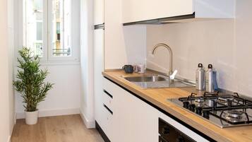 Ofen, Herdplatte, Wasserkocher mit Kaffee-/Teezubehör, Hochstuhl