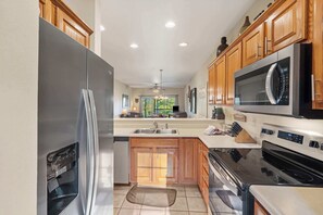 Fridge, microwave, oven, stovetop - Fairway To Heaven - For 8ppl (Branson West)