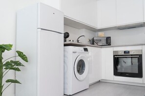 ファミリー アパートメント 4 ベッドルーム | 専用キッチン | 大型冷蔵庫、電子レンジ、コンロ、調理器具と食器