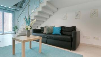 Familienapartment, 4 Schlafzimmer | Wohnbereich | Flachbildfernseher