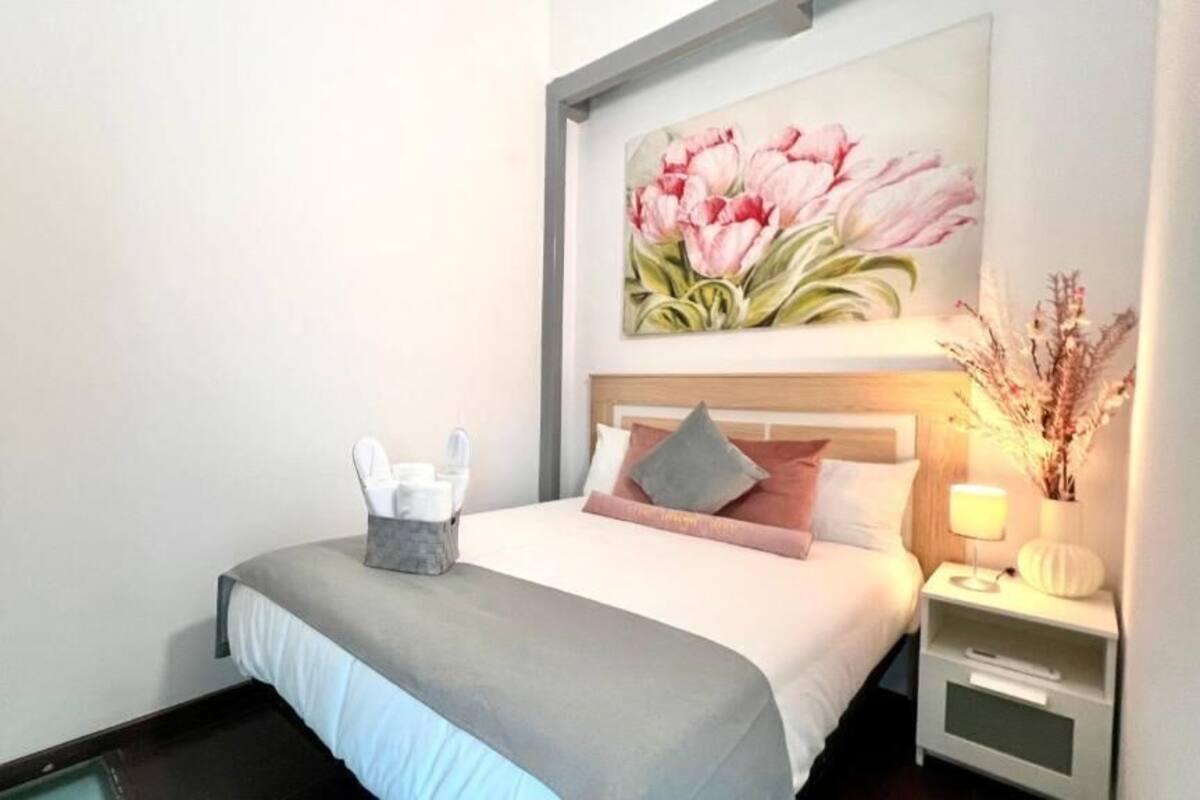 مساحة عمل للكمبيوتر المحمول ومكواة/لوح كي وواي فاي مجانًا