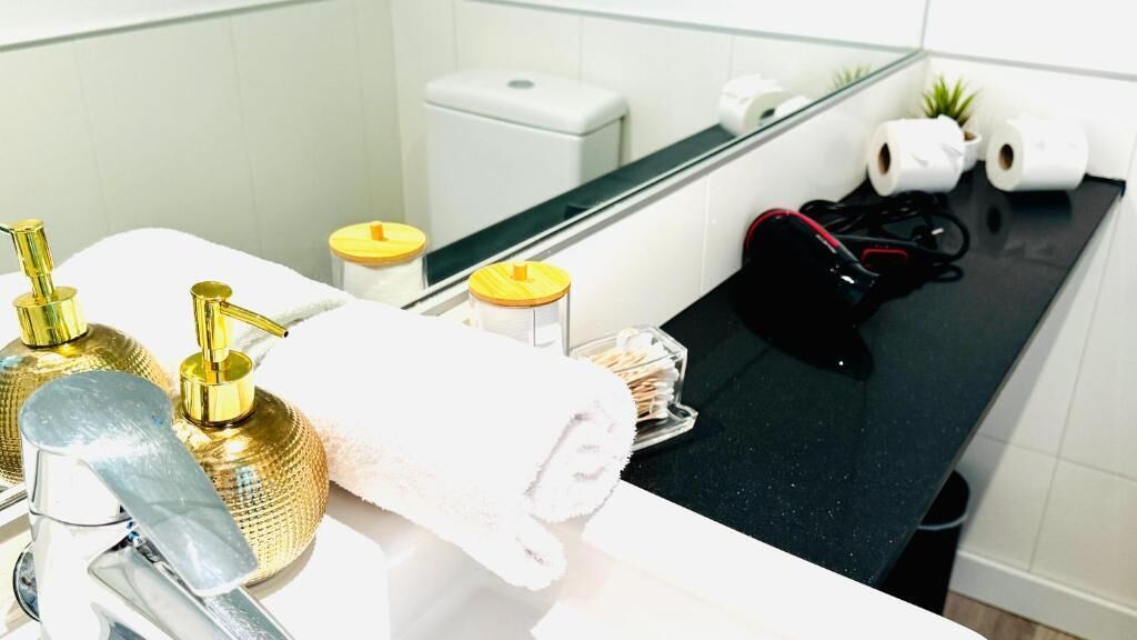 Appartement Confort, 2 chambres | Salle de bain | Douche, sèche-cheveux, serviettes fournies, savon