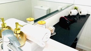 Comfort-Apartment, 2 Schlafzimmer | Badezimmer | Dusche, Haartrockner, Handtücher, Seife