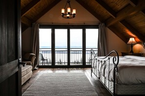 Escritorio, tabla de planchar con plancha, wifi y ropa de cama 