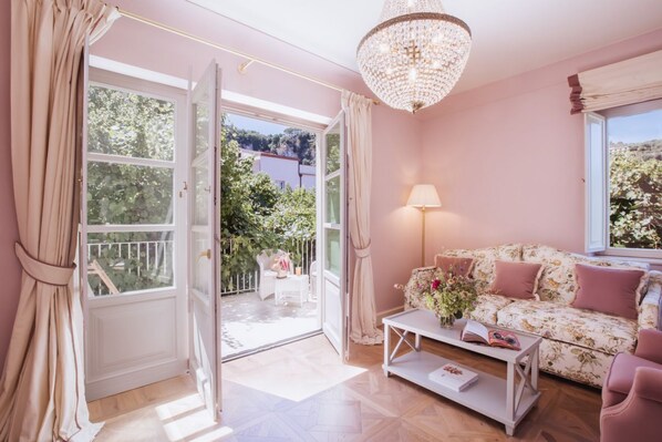 TV, books - Signature Suite with Terrace in Sorrento Center (Sorrento)