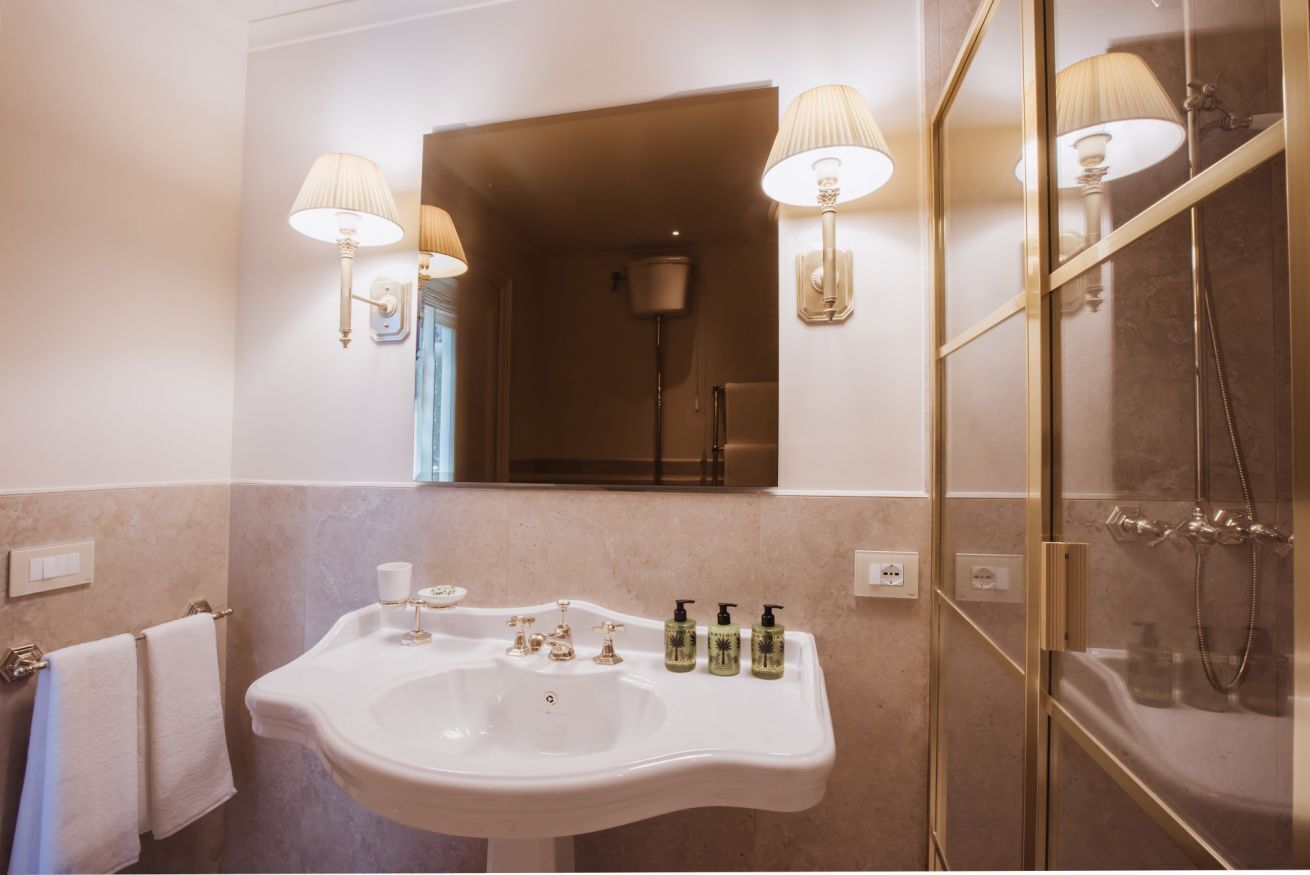 Douche, bidet, shampoing, papier toilette