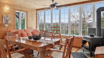 Televisión, chimenea, reproductor de DVD, oficina