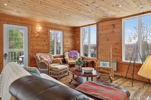 تلفزيون، مدفأة، مشغل دي في دي، مكتب