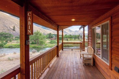 Stunning Salmon Riverfront Cabin