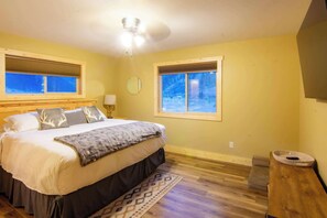 Tabla de planchar con plancha, cuna de viaje, wifi y ropa de cama