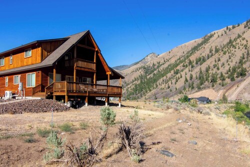 Stunning Salmon Riverfront Cabin