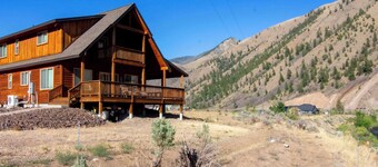 Stunning Salmon Riverfront Cabin