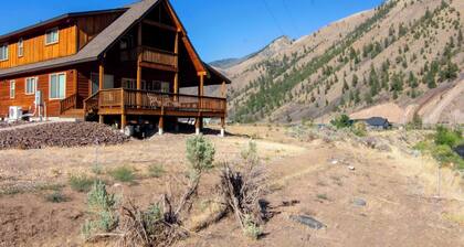 Stunning Salmon Riverfront Cabin
