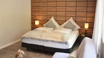 Deluxe Triple Room | Blackout drapes, iron/ironing board, free WiFi