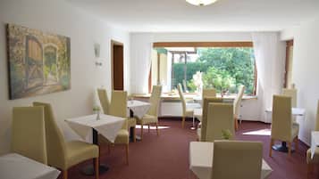 Desayuno buffet diario (EUR 12 por persona)