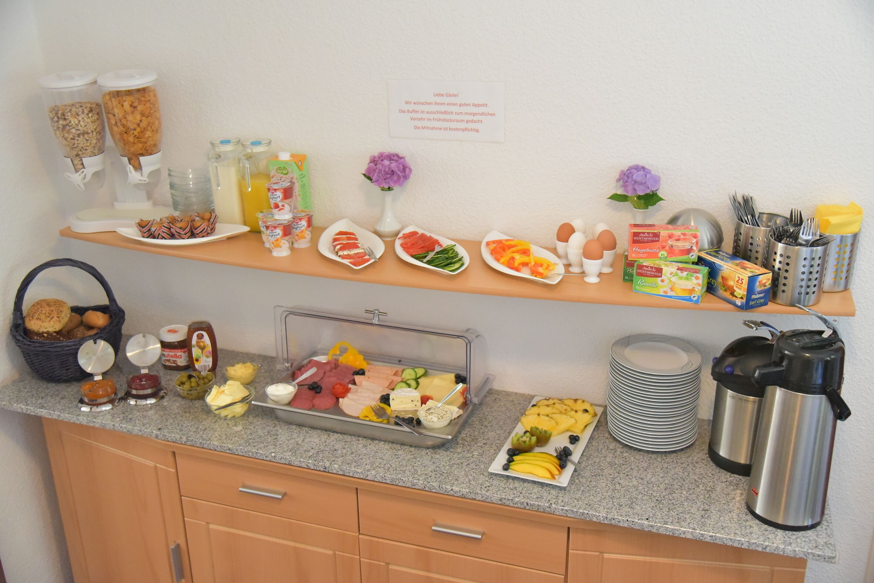 Un ricco buffet per la colazione con diversi cibi e condimenti.