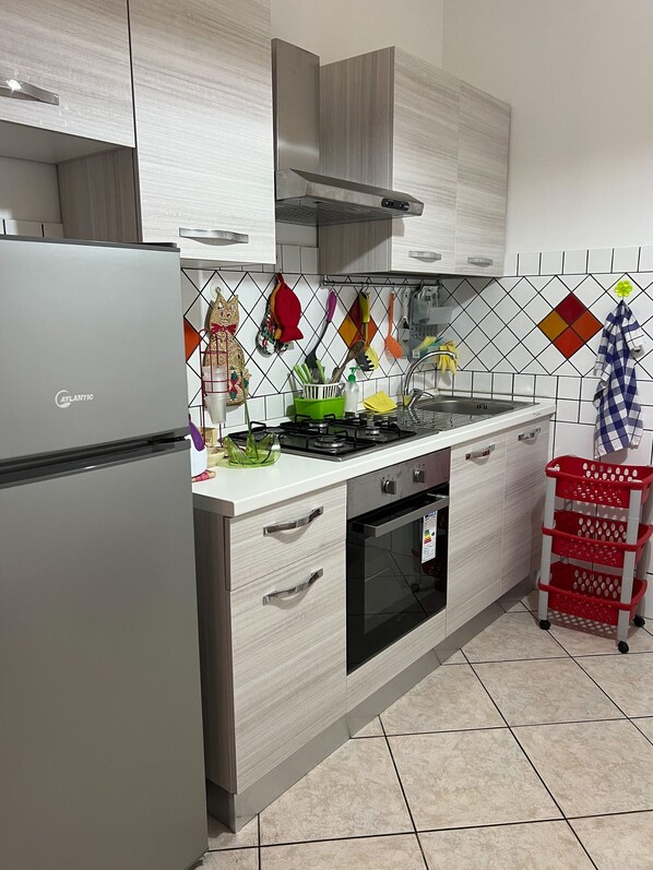 Kühlschrank, Ofen, Herdplatte, Kochgeschirr/Geschirr/Besteck