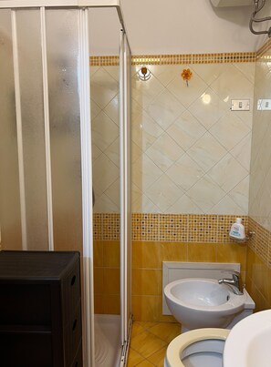 Dusch, hårtork och handdukar