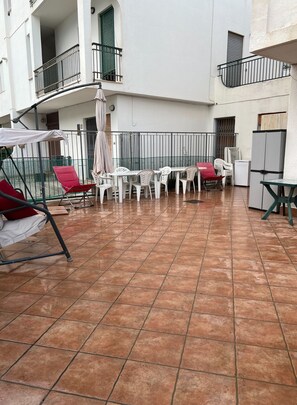 Outdoor dining - Holiday Home 'Casetta A Due Passi Dal Mare' with Private Terrace, Wi-Fi and Air Conditioning (Nardo)