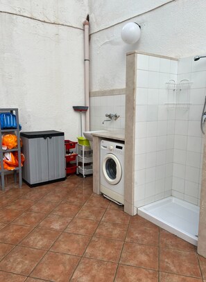 Shower, hair dryer, towels