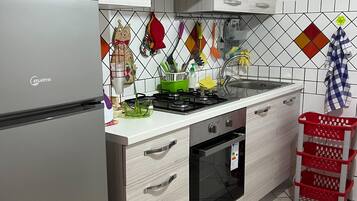Kühlschrank, Ofen, Herdplatte, Kochgeschirr/Geschirr/Besteck